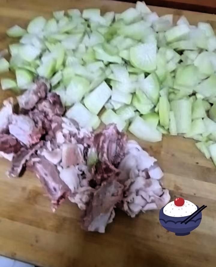 准备实材炖排骨萝卜片！看这案板上的准备，也太实在了！青瓜切得整整齐齐，还有新
