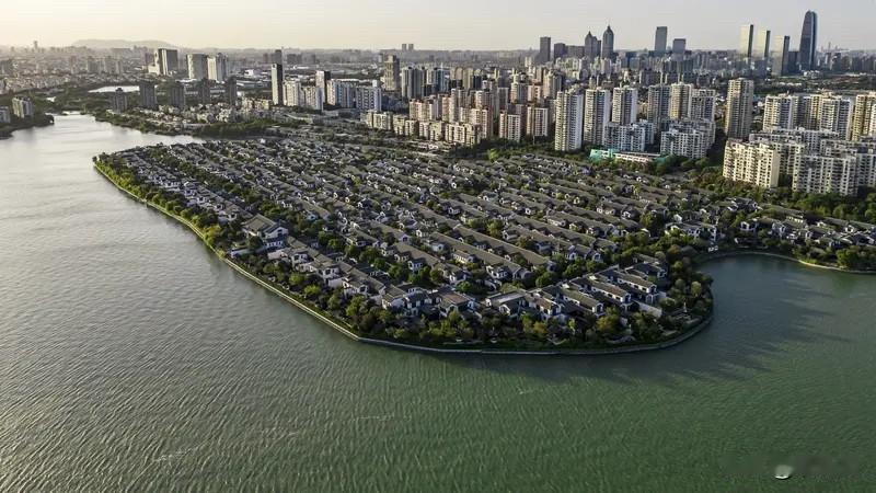 苏州楼市：7月苏州新房成交2906套（含政策性住房），环比大跌30.51%；