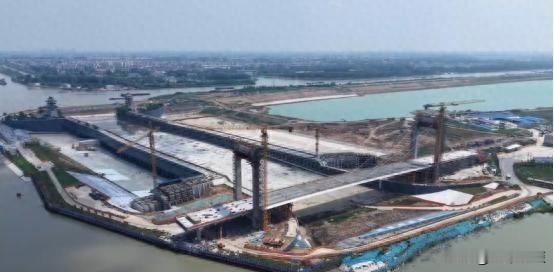 横跨京杭运河，堵还是通？世界最大水上立交今天验完了。5月29号下午，淮安枢纽水