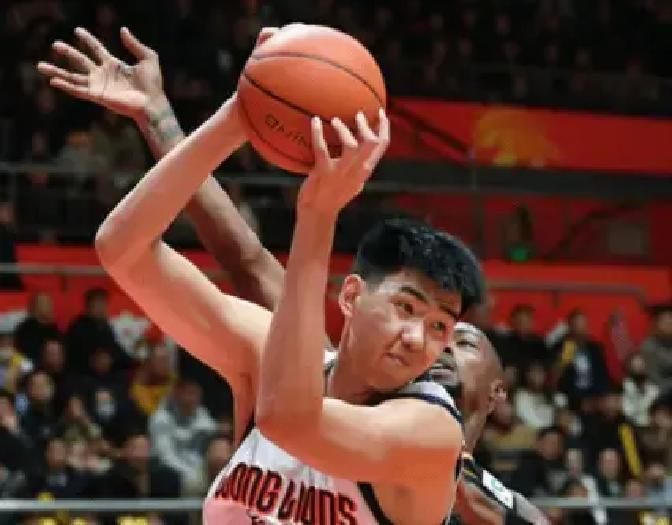 别再骂杜锋耽误他了。徐昕爆发真相，是广东队战术“用错”了他。你看数据