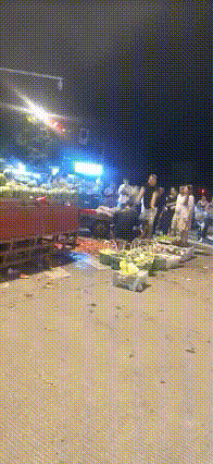 你说这摊主冤不冤？大热天三十多度，守着一车瓜挣个辛苦钱，碰上俩把人往死里欺负的畜