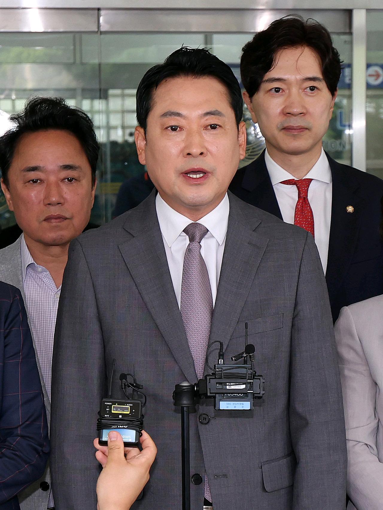 韩国媒体消息，10月4日，韩国首尔南部地方法院法官金东贤对前放送通信委员长李真淑