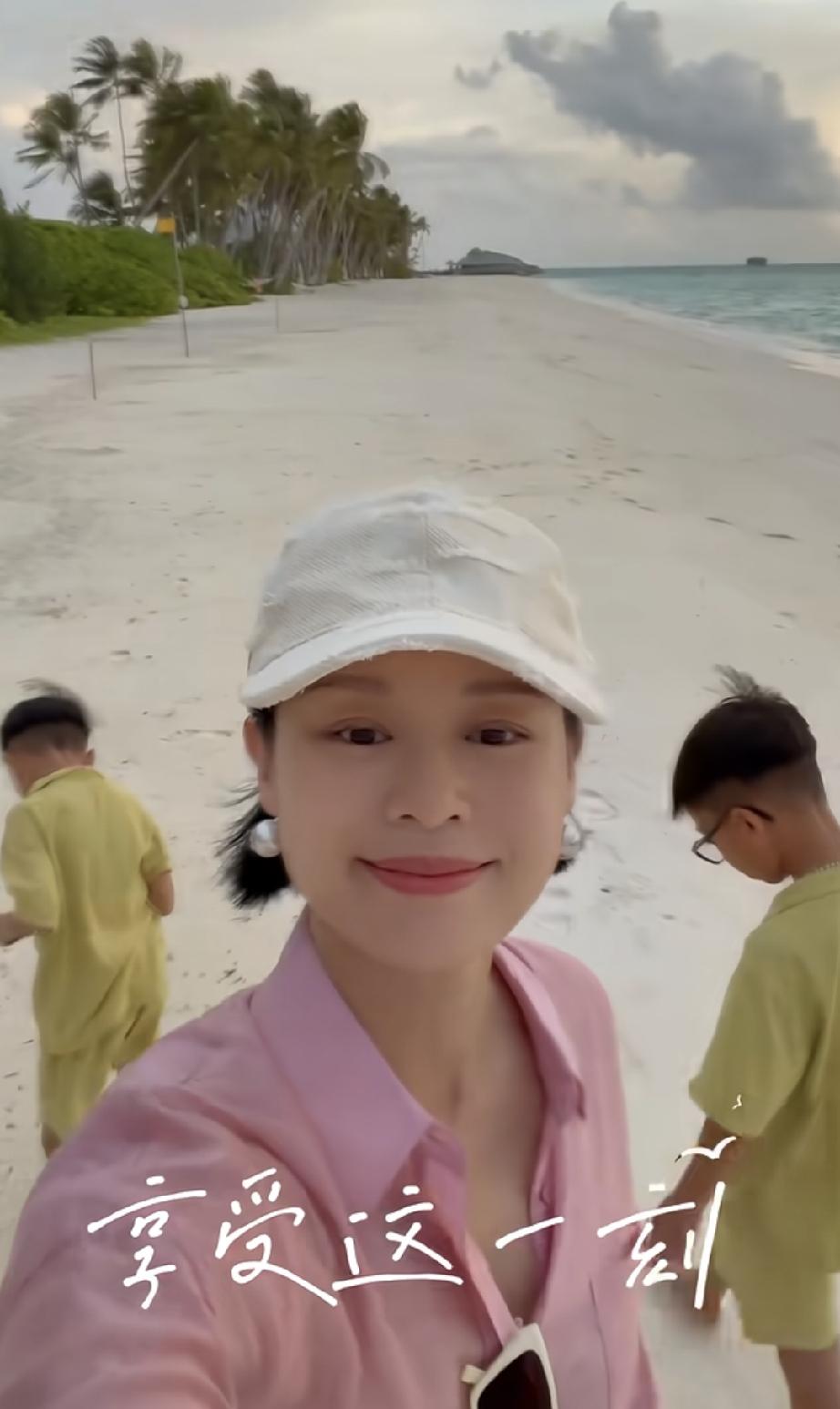 胡杏儿太强大了，一个人带着三个儿子又往马尔代夫度假去了，实在是佩服她。胡杏儿