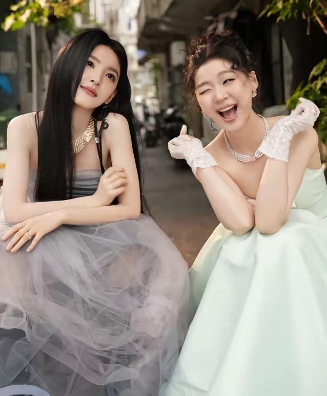 果然在美女的身边都是美女，金靖这身高，颜值和章若楠真的不相上下！！！​​​