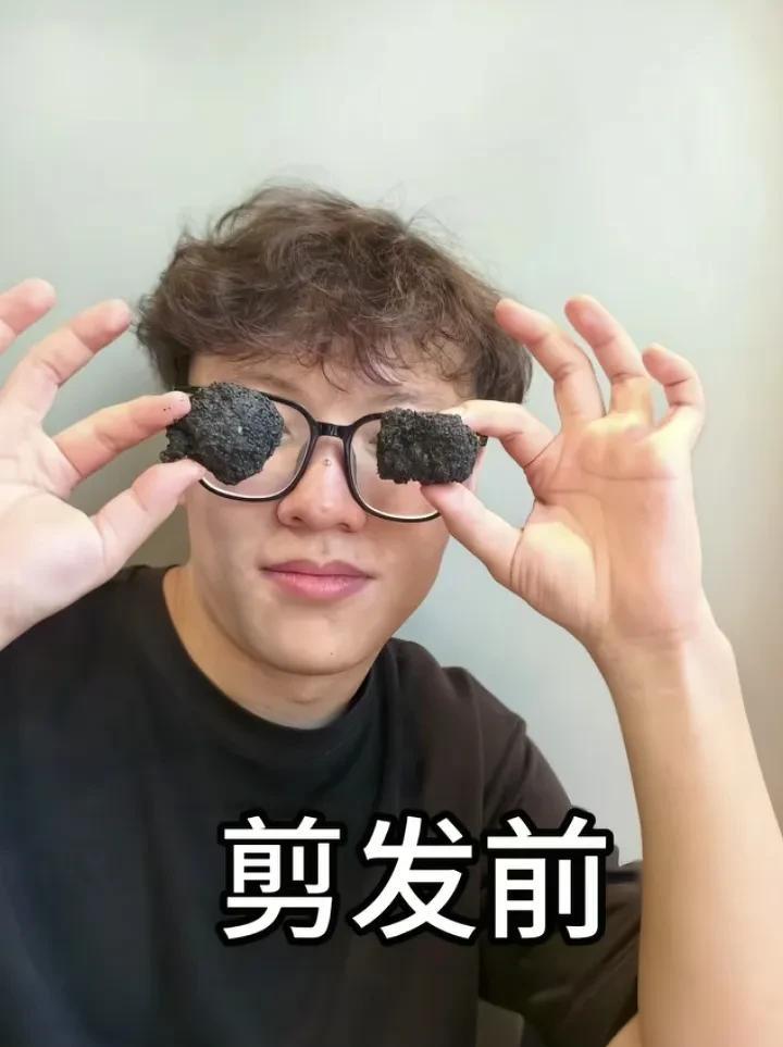 8月24日下午，山西太原，因为快开学了，王同学想剪一个帅帅的发型，给同学们留下一