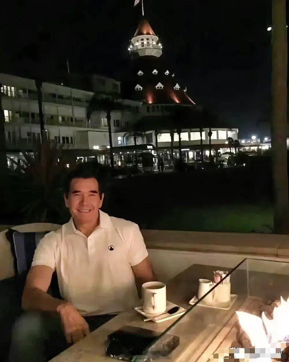 费翔在美国住豪宅，开豪车，生活极度奢侈，但是生活却是冷冷清清！因为没有结婚，始终