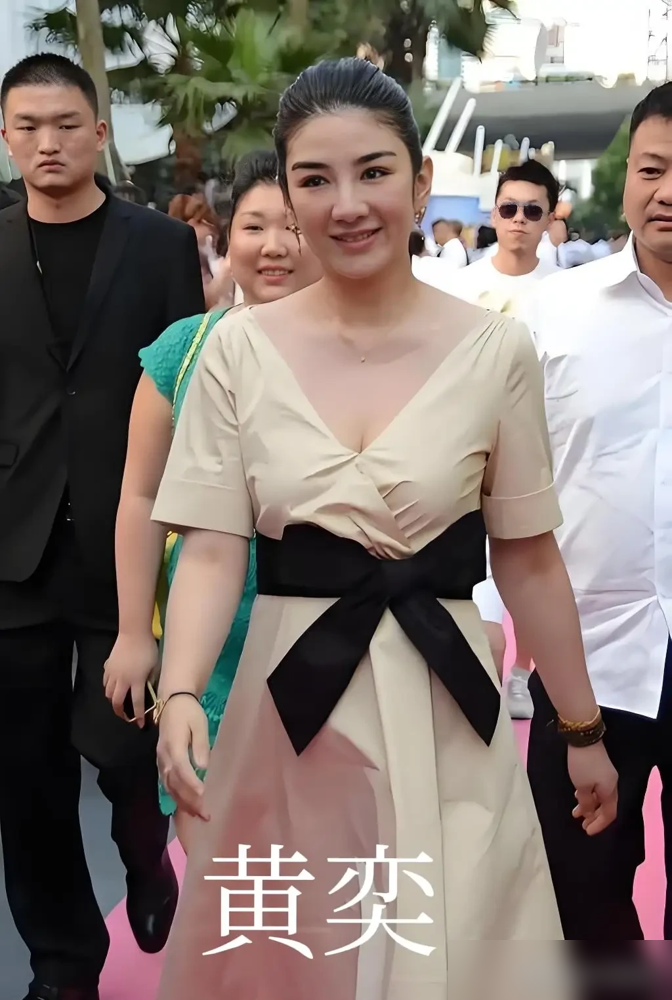 蒋欣被叫了这么多年蒋大壮，结果生图一出来，网友又改口说美回巅峰了。她自己在采访里说得挺实在，大骨架，
