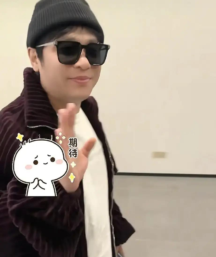 贾玲现身东方卫视春晚联排，穿宽松卫衣戴棒球帽，身形明显瘦了一圈。现场工作人员