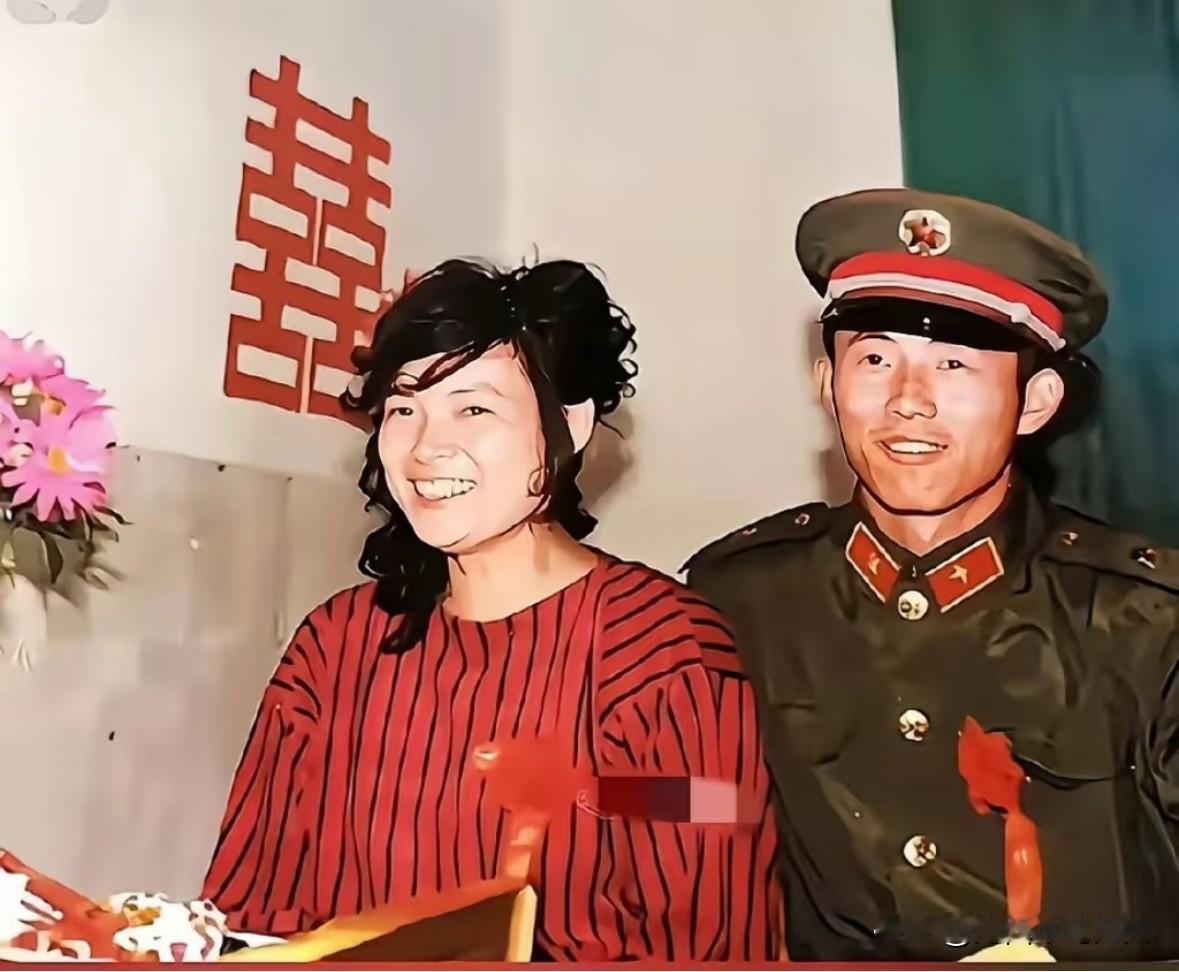 1986年，张金生排长和新婚妻子王小爽生前的最后一张珍贵合影。他们新婚7日之后