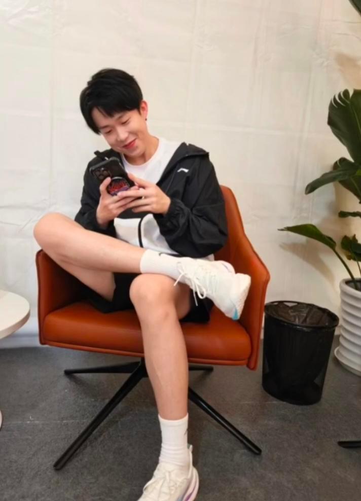 王楚钦捏孙颖莎脸,不是队友该干的事儿。颁奖帮他戴奖牌,他直接伸手帮她理奖牌。