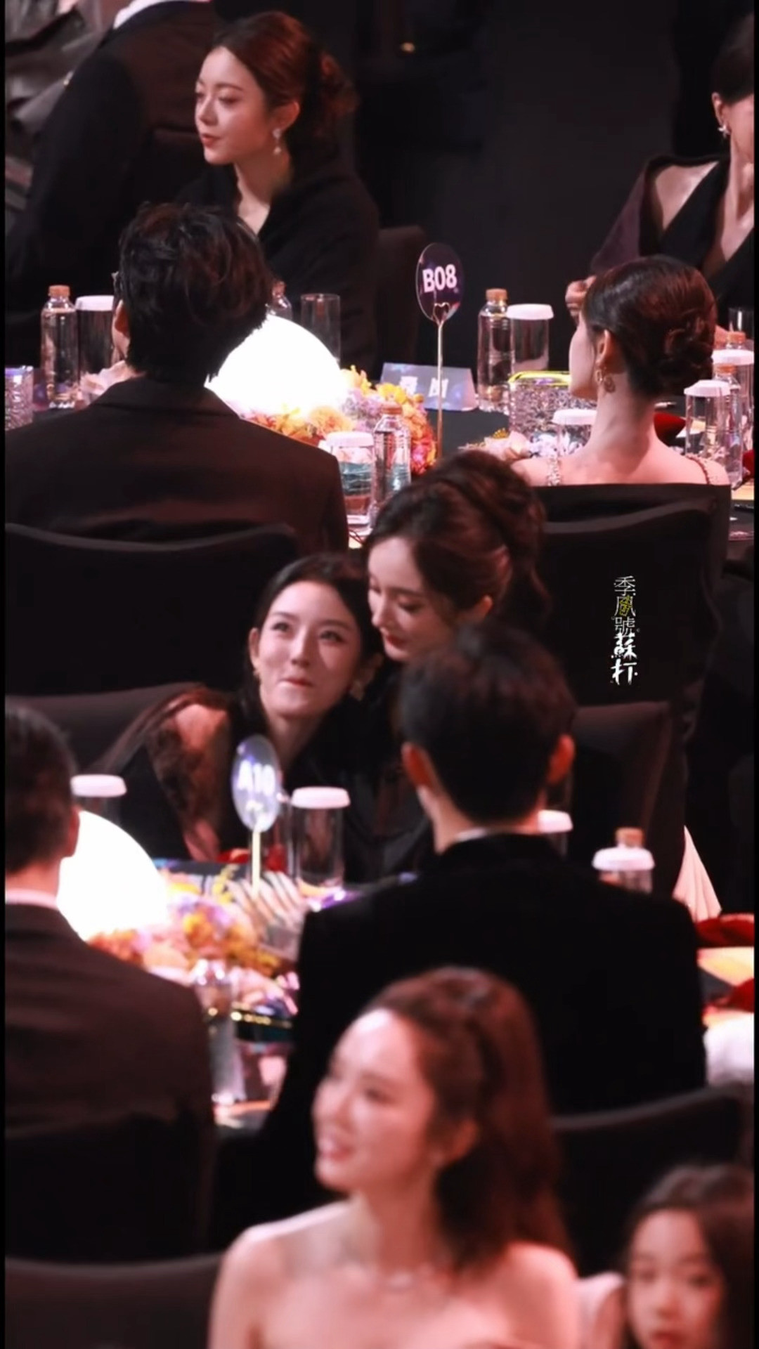 尖叫之夜杨幂把宋祖儿搂怀里了杨幂宋祖儿抱上了，美女在一起就是要贴贴2025爱奇艺