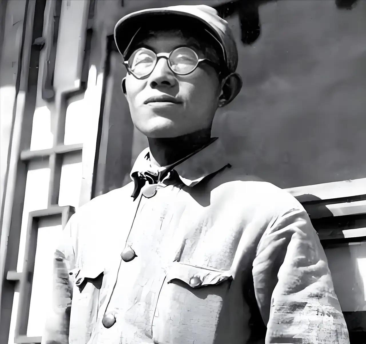 1937年，红军侦察部长流浪西北，靠给地主写对联谋生。不料地主只看了一眼字迹，低