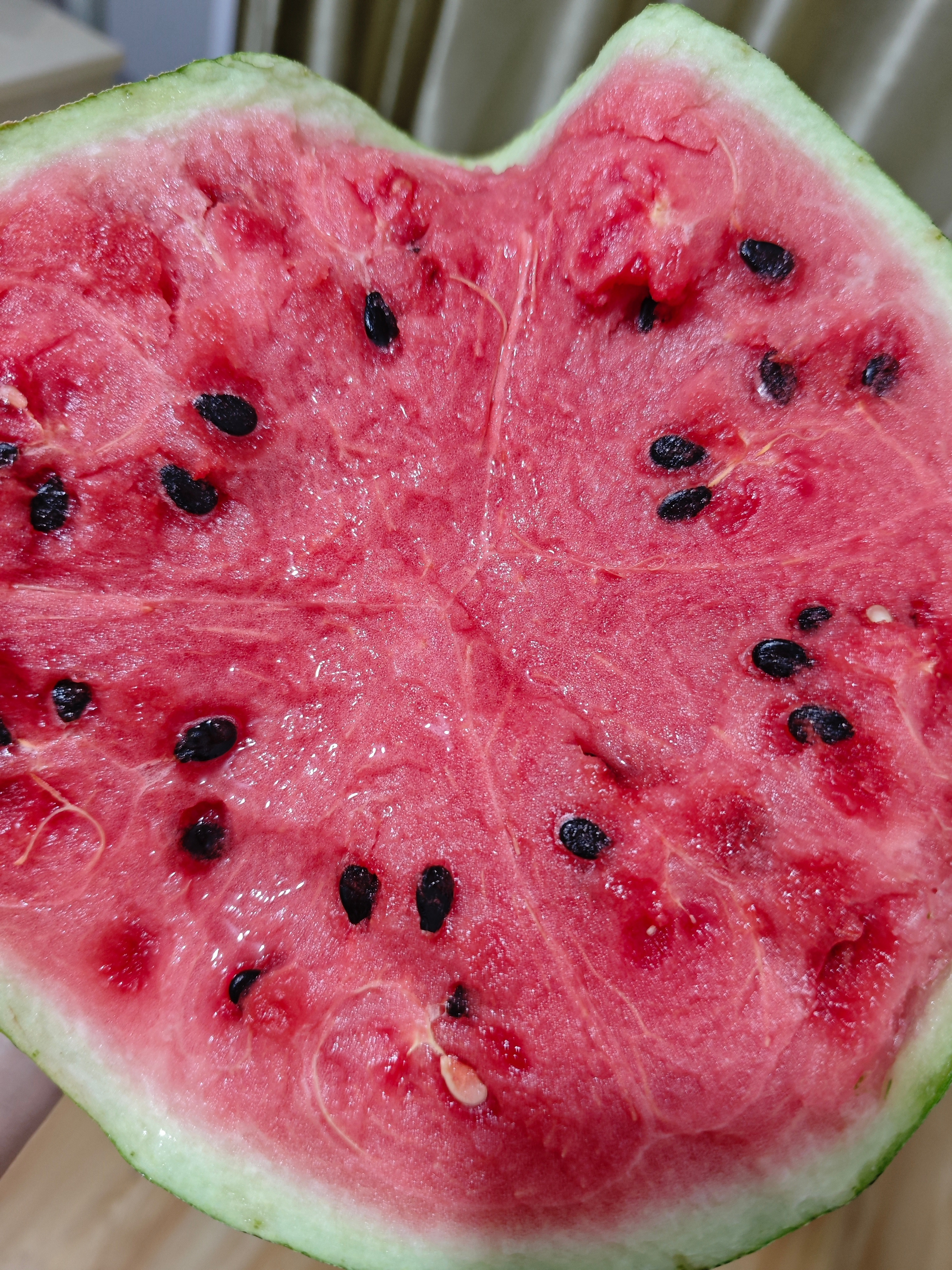西瓜🍉整起来，吃了一半，洗完澡再吃另外一半![doge]​​​