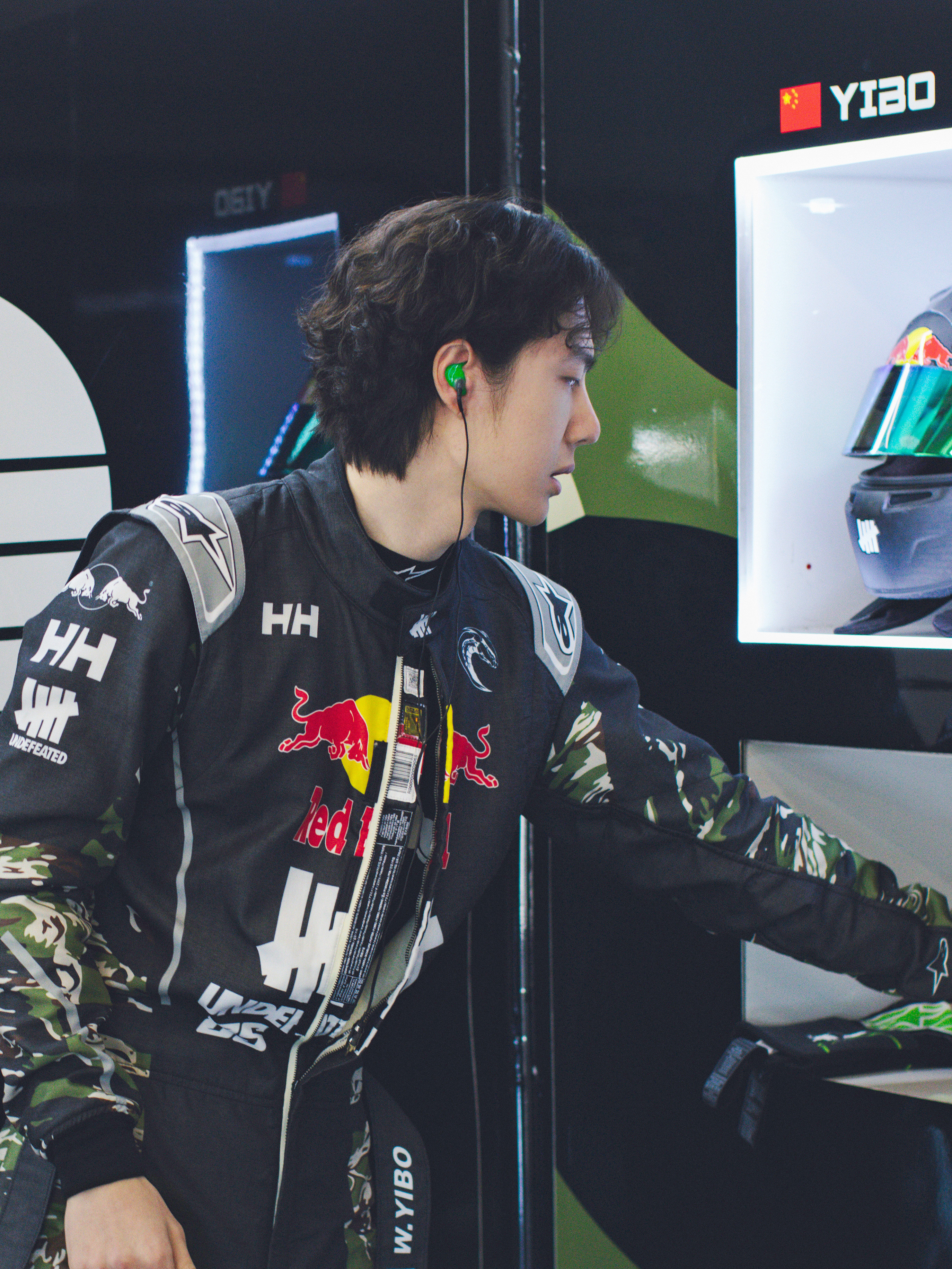 85RACING笑晕蓬蓬头都被压得不蓬蓬了王一博