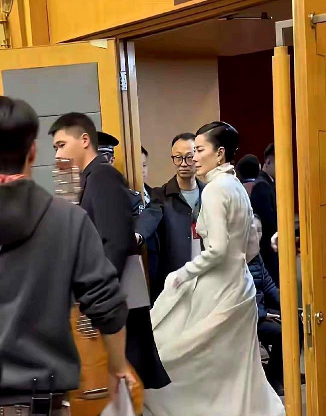 顶级亲密是，你摸一下他的后背，他就知道该往左还是往右。你看王菲和谢霆锋。机场