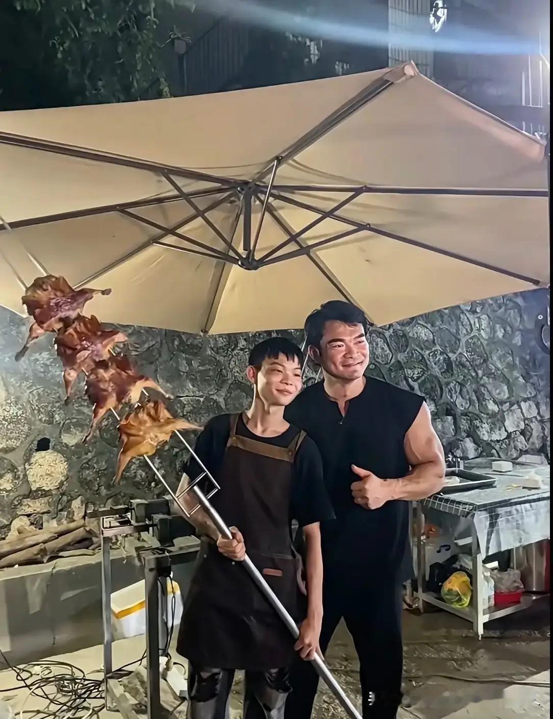 堪称史上最短命网红！烤鸡少年这波，妥妥栽进了一场阳谋里。举报者的目的，明眼人