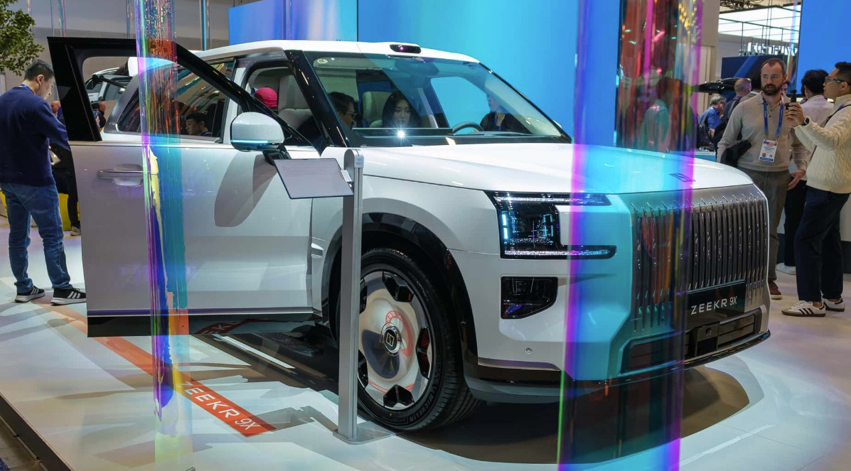 西方车企要被AI甩开了？中国车企已将AI全面融入汽车，吉利自研算法覆盖全系车型，