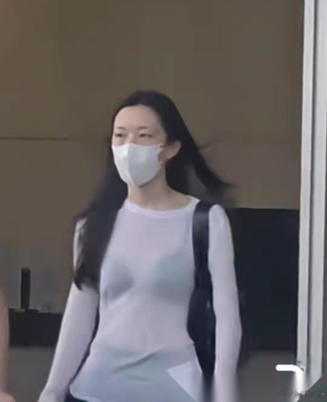 仔细看李嫣的穿搭，说句实在话，真有点不敢相信。不是她长得不好看，而是才20