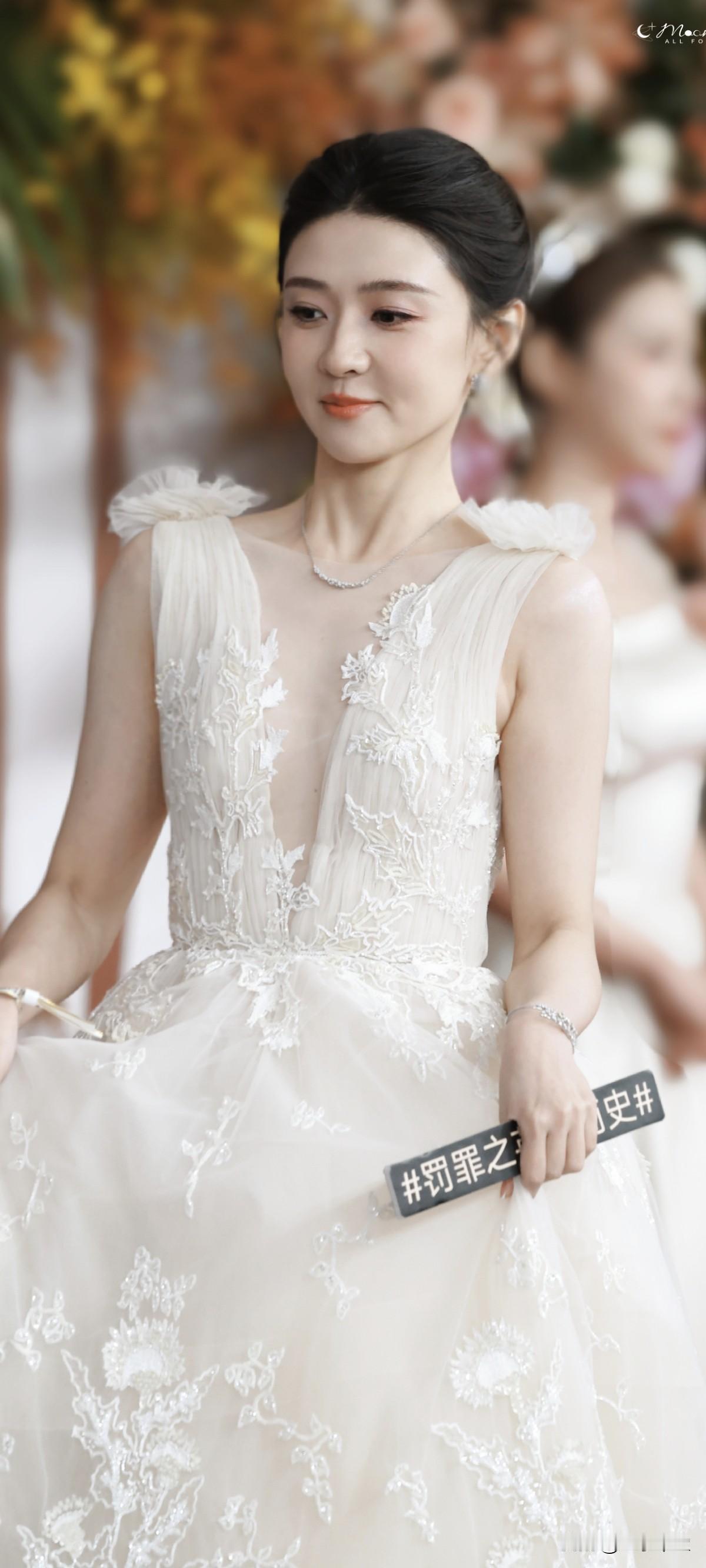 娱乐圈哪个女明星颜值最高?梁洁深V刚好衬出舒展又好看的线条，圆润舒展的弧度特别