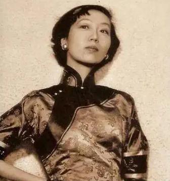 1956年，吃下堕胎药的张爱玲，在床上疼的直打滚。突然，孩子掉下来，她长舒一口气