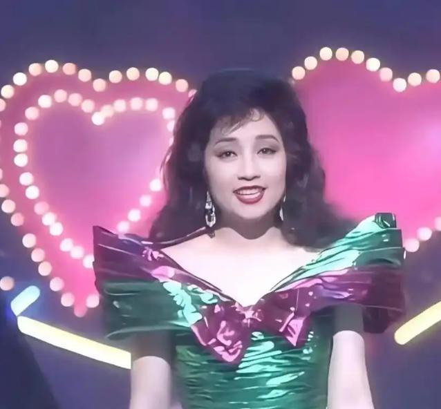 1980年，31岁的徐小凤嫁给了汽车经理廖晖，对方生意做得很大，也对徐小凤提
