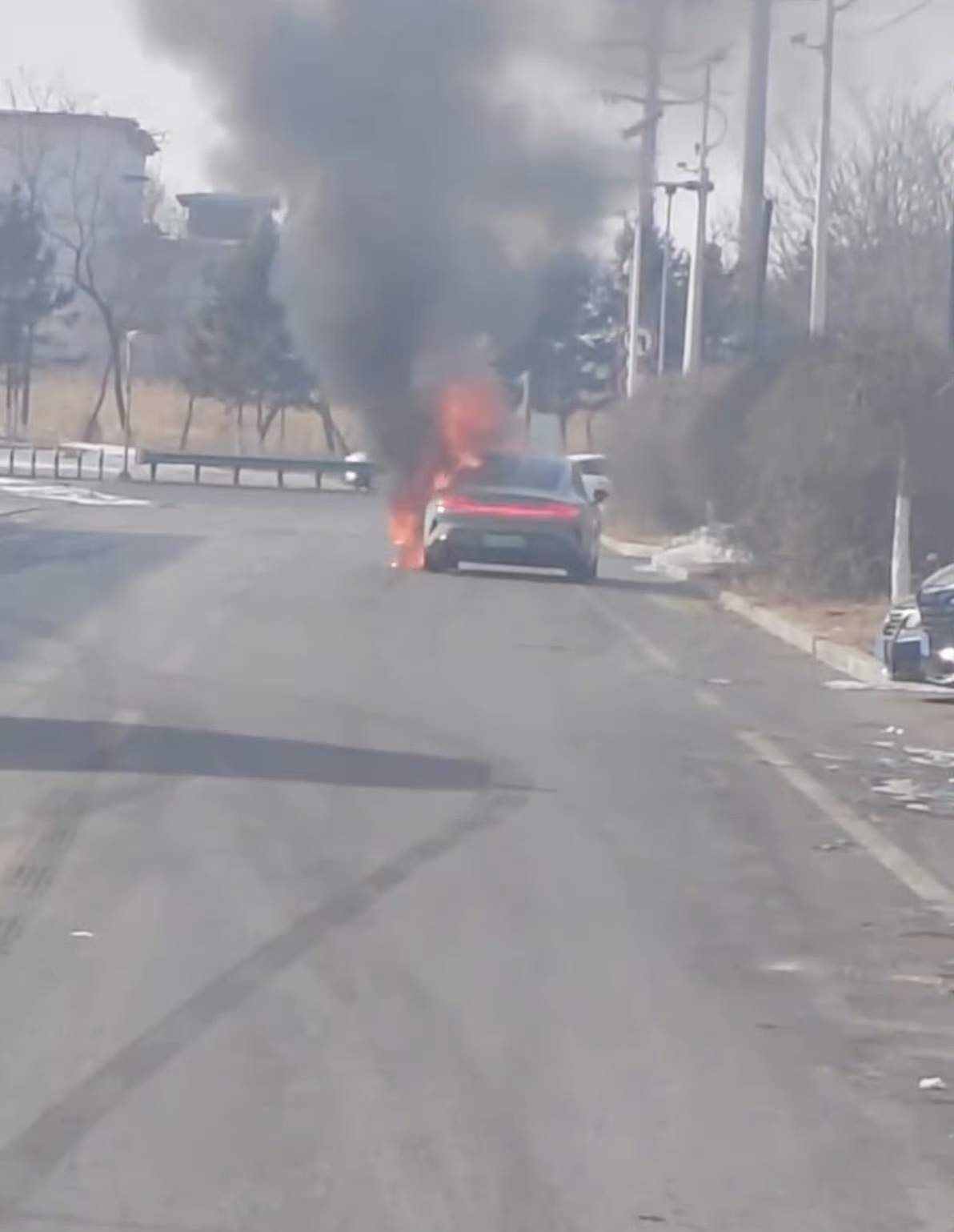 辽宁营口车辆起火那个车祸事儿我看了，从现有信息来看，一是事故中动力电池未受损，乘