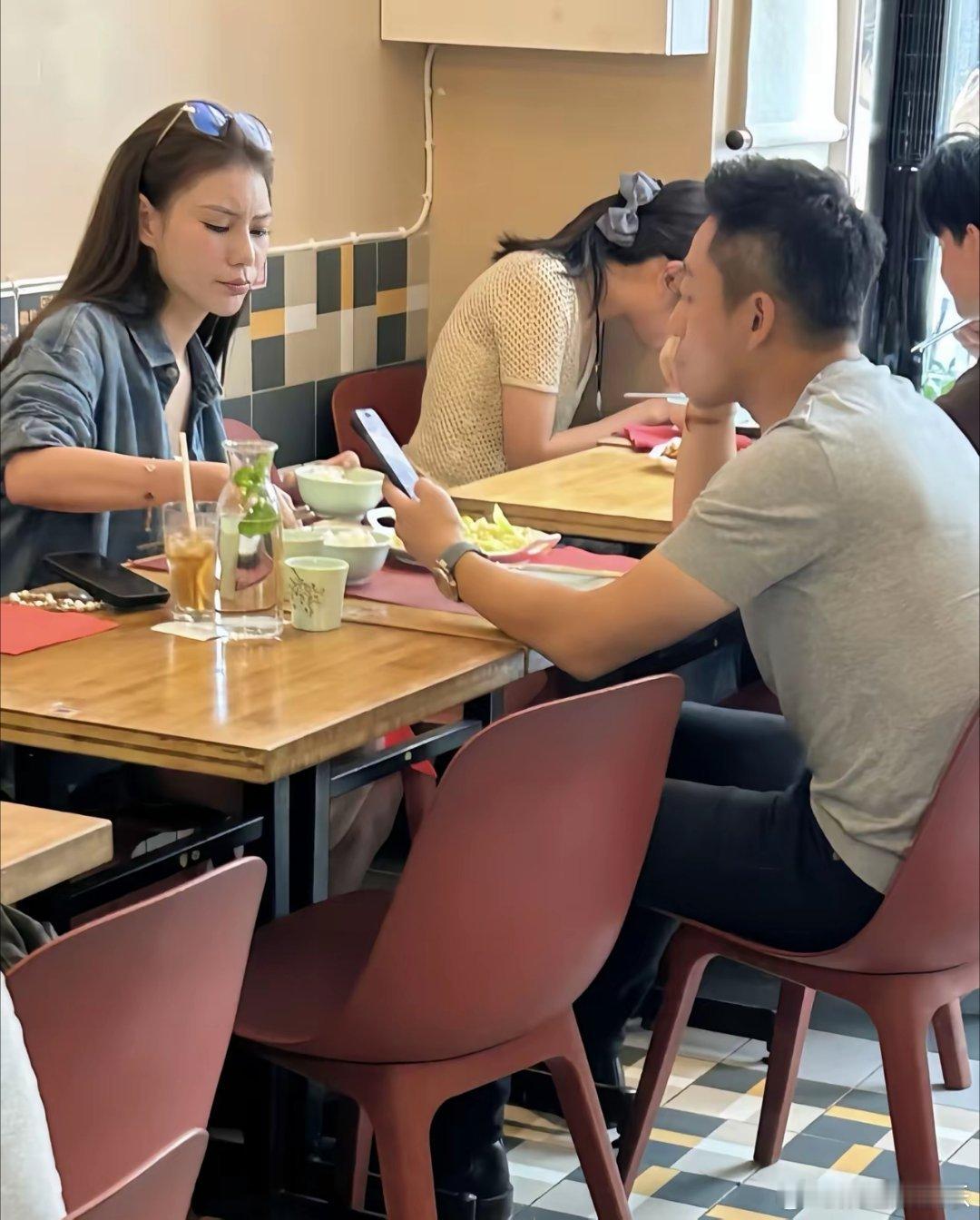 45岁汪小菲和老婆马筱梅在巴黎一间中餐馆被偶遇，夫妻俩穿着一身休闲服，面对面而坐，一边聊天一边吃蔬菜