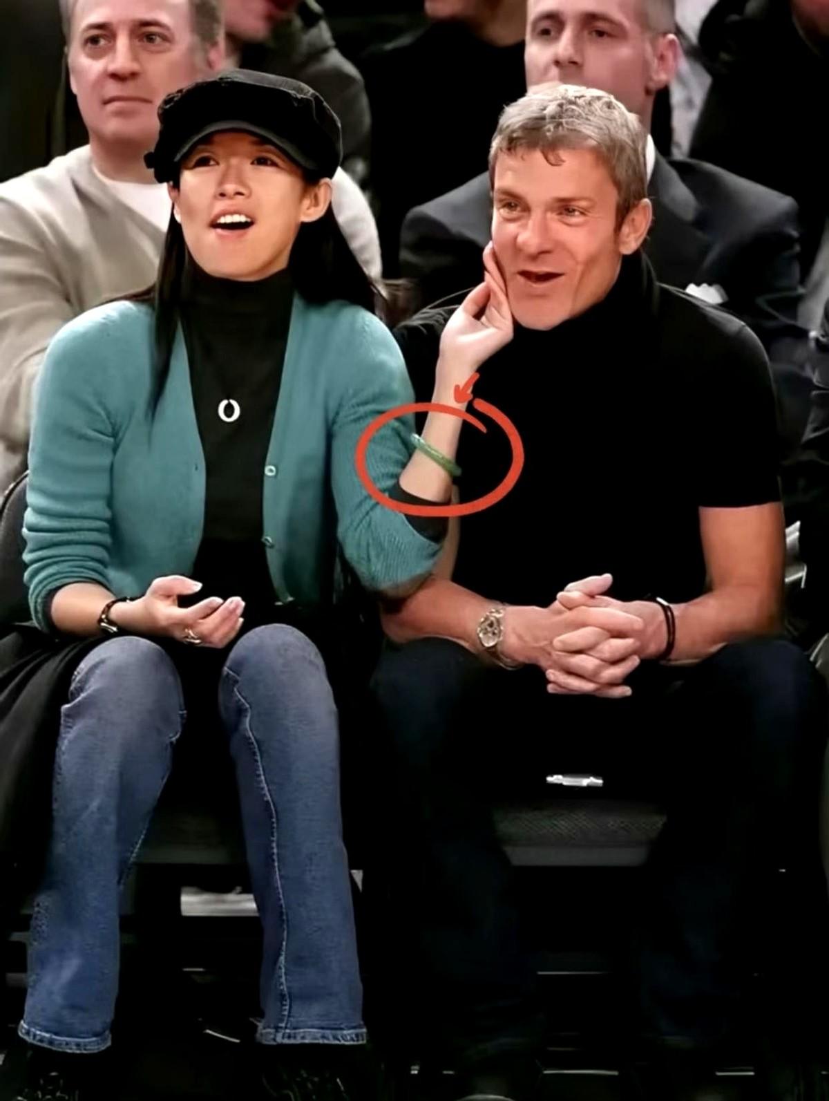 章子怡太绝了！进军好莱坞时期，谈着‘百亿富豪’男友，戴着满绿翡翠手镯大方秀恩爱，