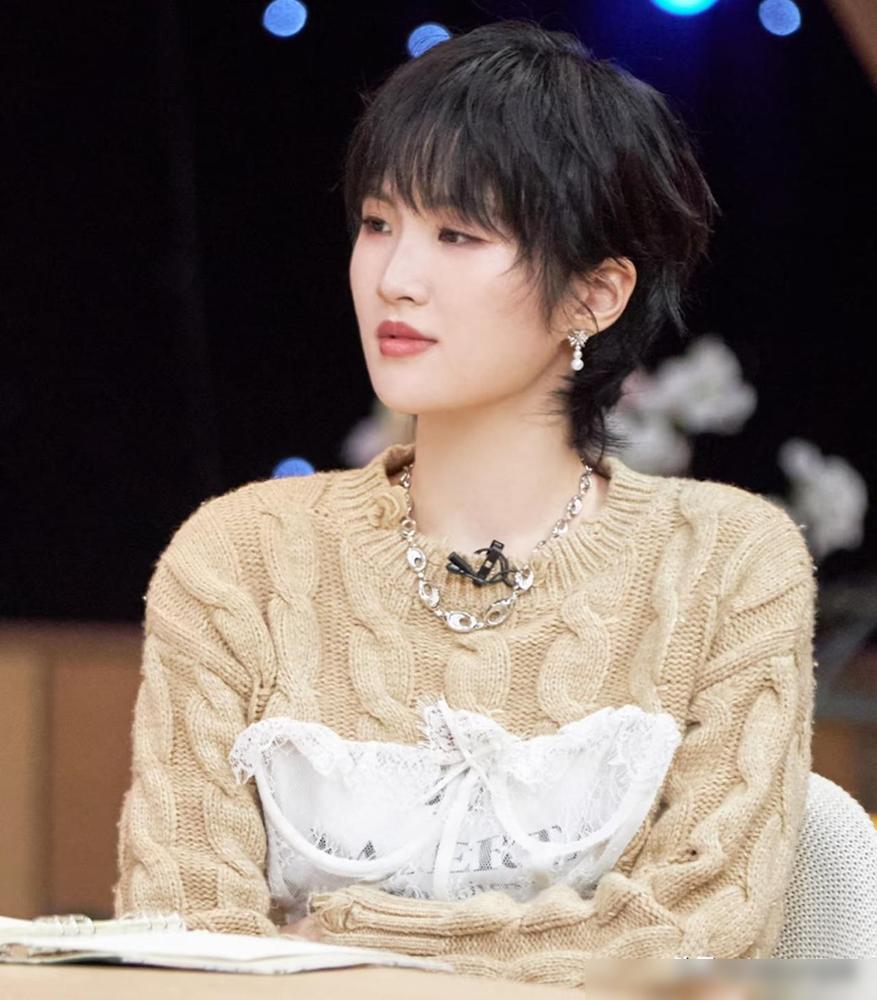 全网女人最羡慕的，一定是27岁的姚安娜了，不是因为她有钱，有名气，而是羡慕她能选