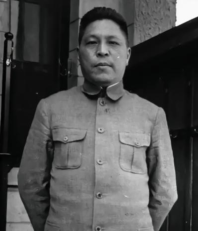 他是蒋介石“五虎上将”里最腐败的一个，贪赌嫖样样精通，1949年逃台后成了巨富，