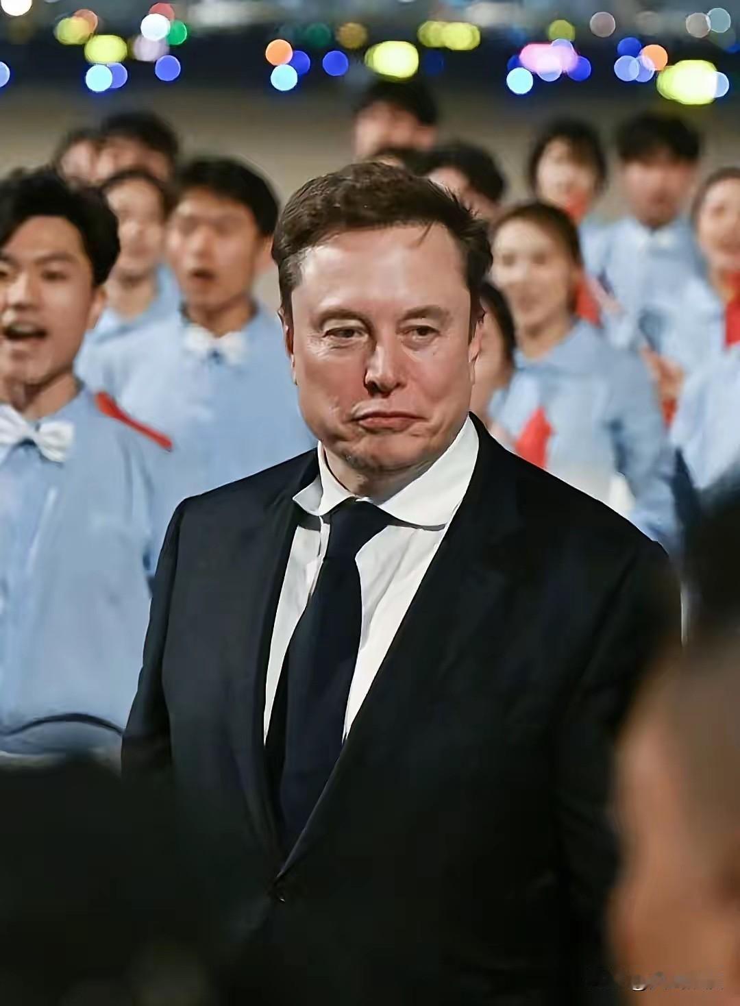 看到马斯克在欢迎仪式上那局促的样儿，我差点笑出声。马斯克身家几千亿，平时在网