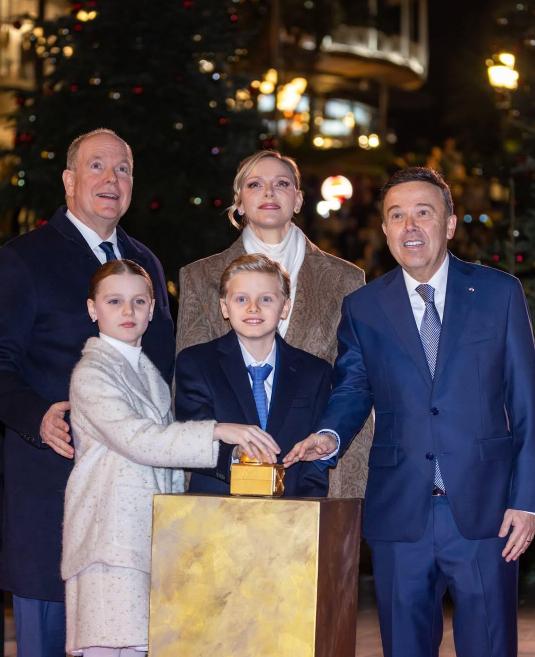 摩纳哥王室圣诞节点灯活动🎄这对王室宝贝健康沉稳、贵气逼人，而梅根带娃玩慈善