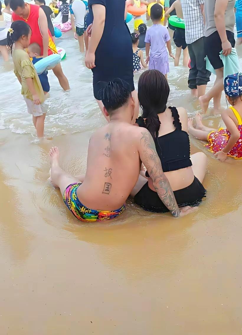 看到这位大哥背后刺的字，他是不是姓岳？