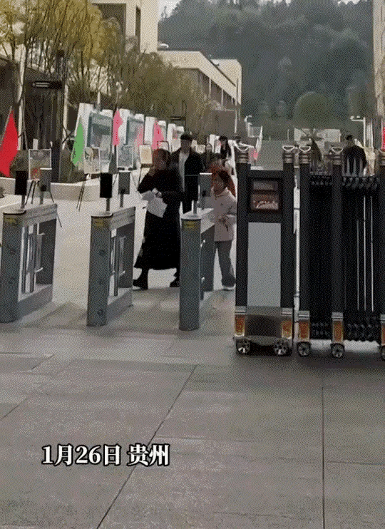 贵州，一妈妈参加女儿家长会，因其打扮精致，人又长得漂亮，引起了网友们的关注和热议