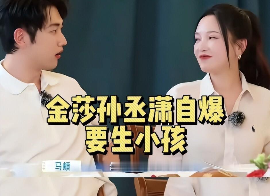 43岁金莎出席签约活动现场图曝出！小腹高高隆起格外抢镜，手抚小腹引发猜测​