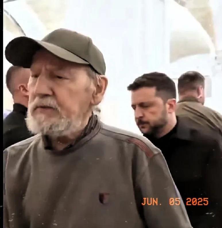 泽连斯基安静的排队！乌克兰爆火视频消息！前面的男子在悠闲自在翻看图书、并且还在交