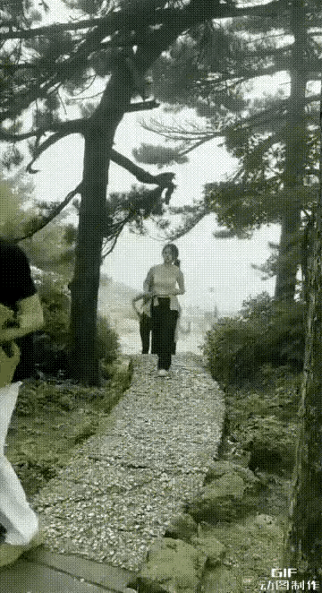 你问我喜欢爬山吗？我笑了，“我一直喜欢爬山，未曾改变。”