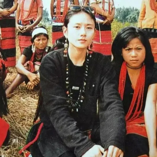 2002年，杨丽萍和富商刘淳晴结婚七年后，婆婆看她肚子一直没动静，就问：“你年龄