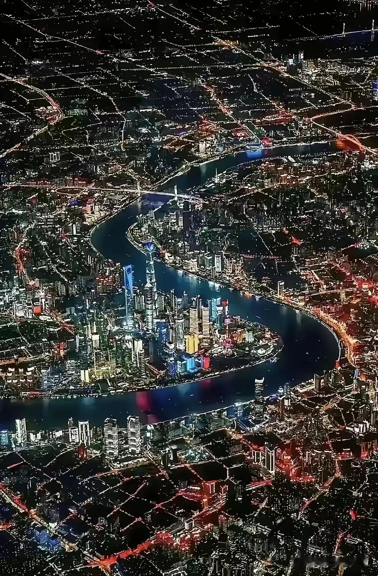 这是哪个城市？最近从长沙黄花机场去美国旅行，中间经过一个超大城市，城市高楼大厦