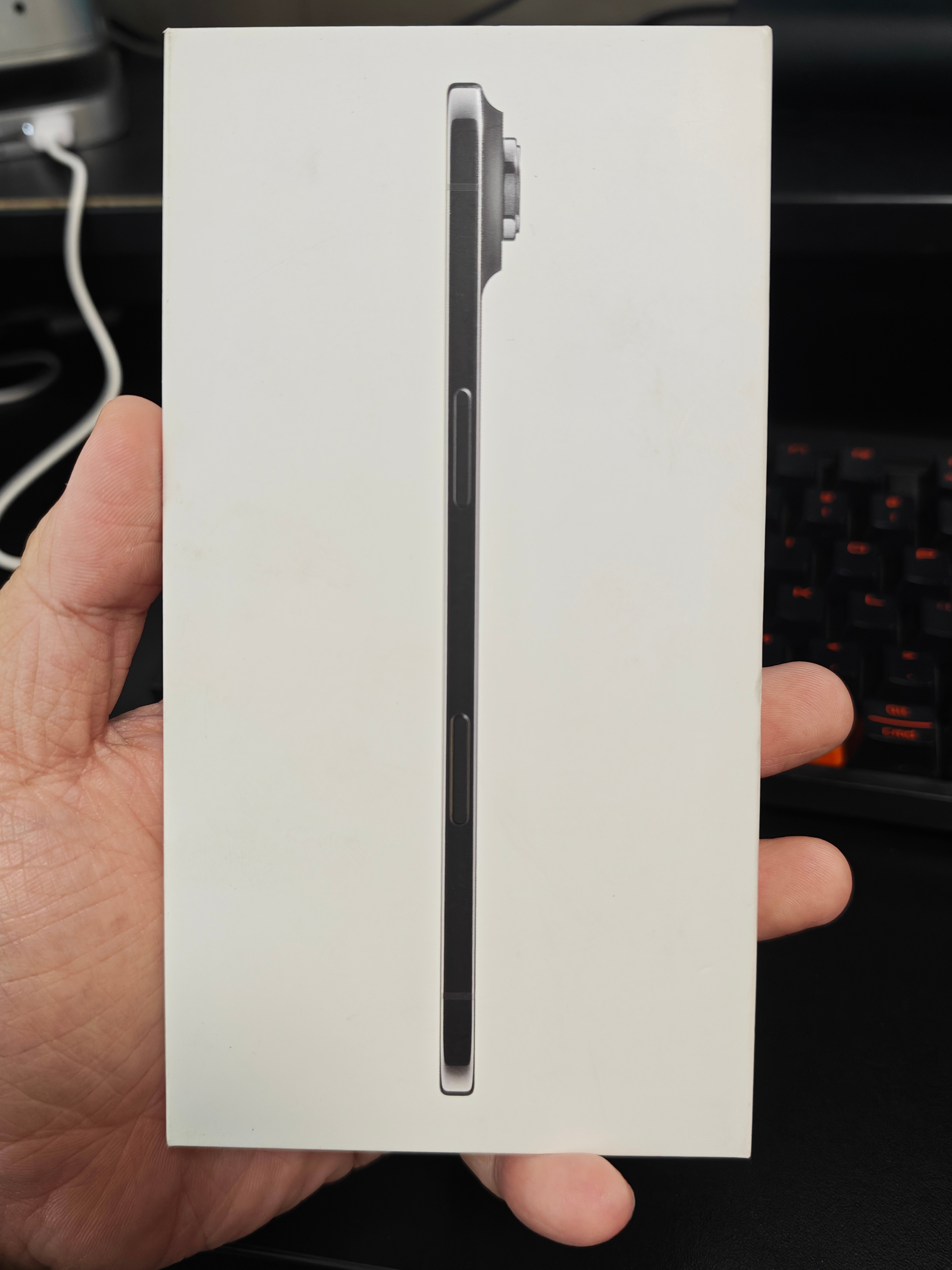 真是好看…好薄…好牛逼而且还是你没法喷他是毛坯房的那种