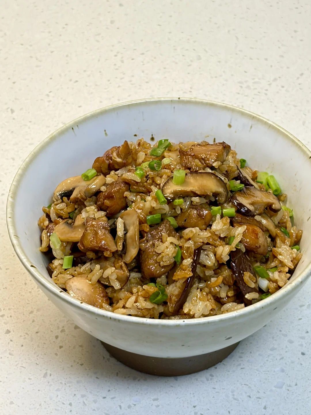 谁能拒绝这碗菌菇鸡腿肉焖饭，附详细做法～