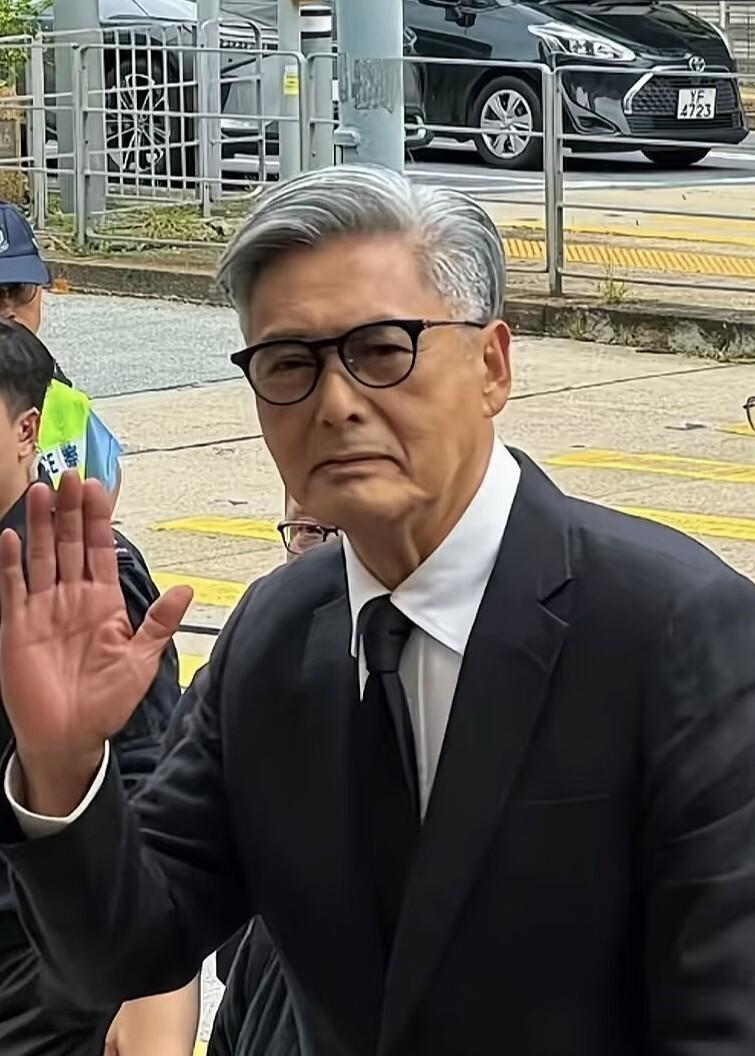 承认吧，有钱人的想法是摸不透的你看71岁的周润发就知道了16年前他以1.2亿买入