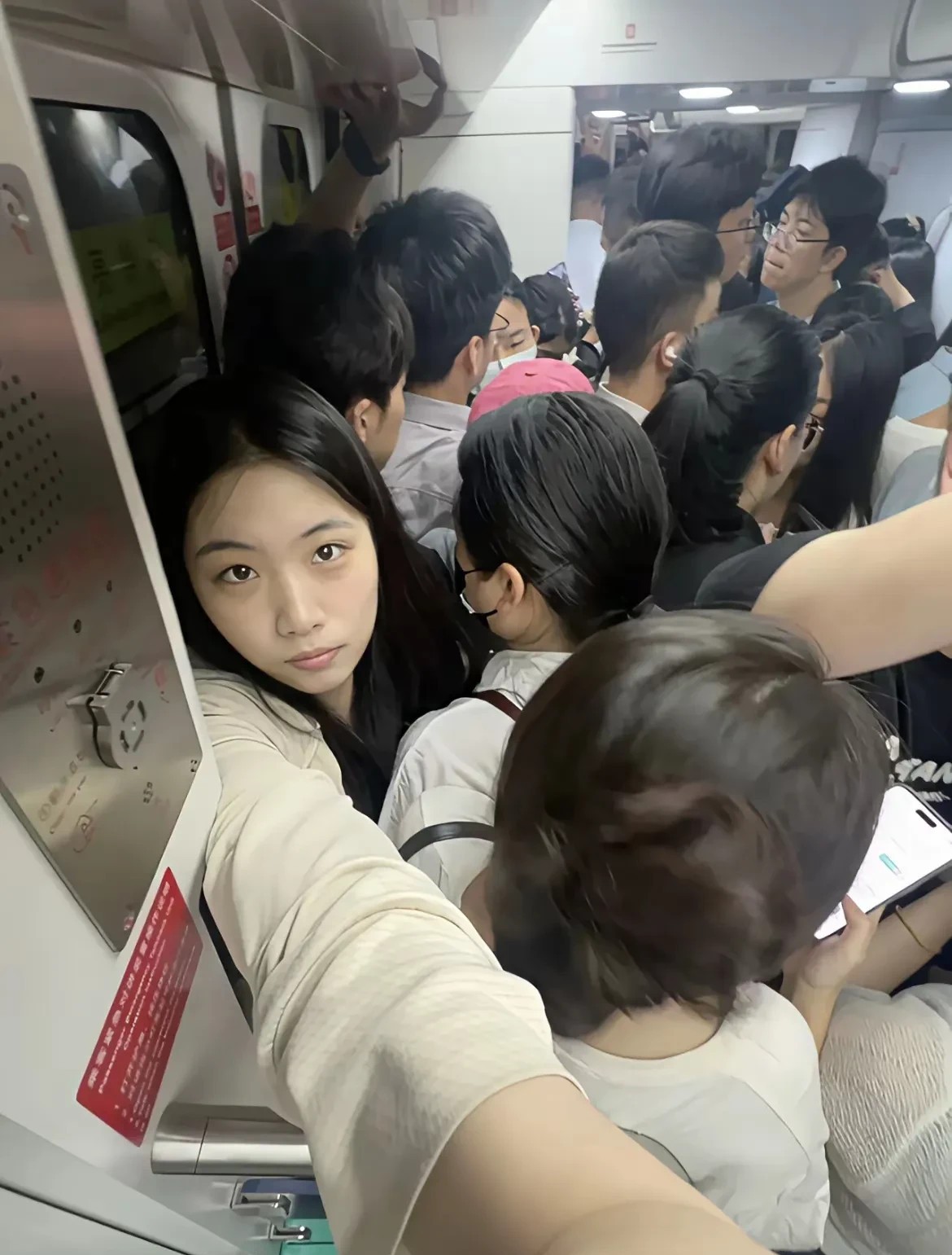 这么热的天气，一起挤公交是一种什么样的感受？