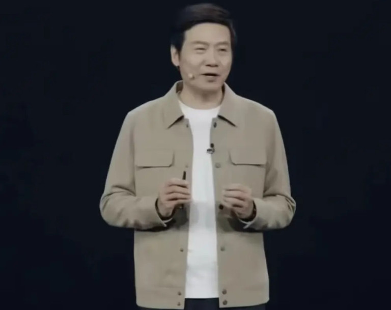 发现没，雷军的穿搭全是小巧思！卖手机时，可以学乔布斯。卖汽车时，可以抄马克斯