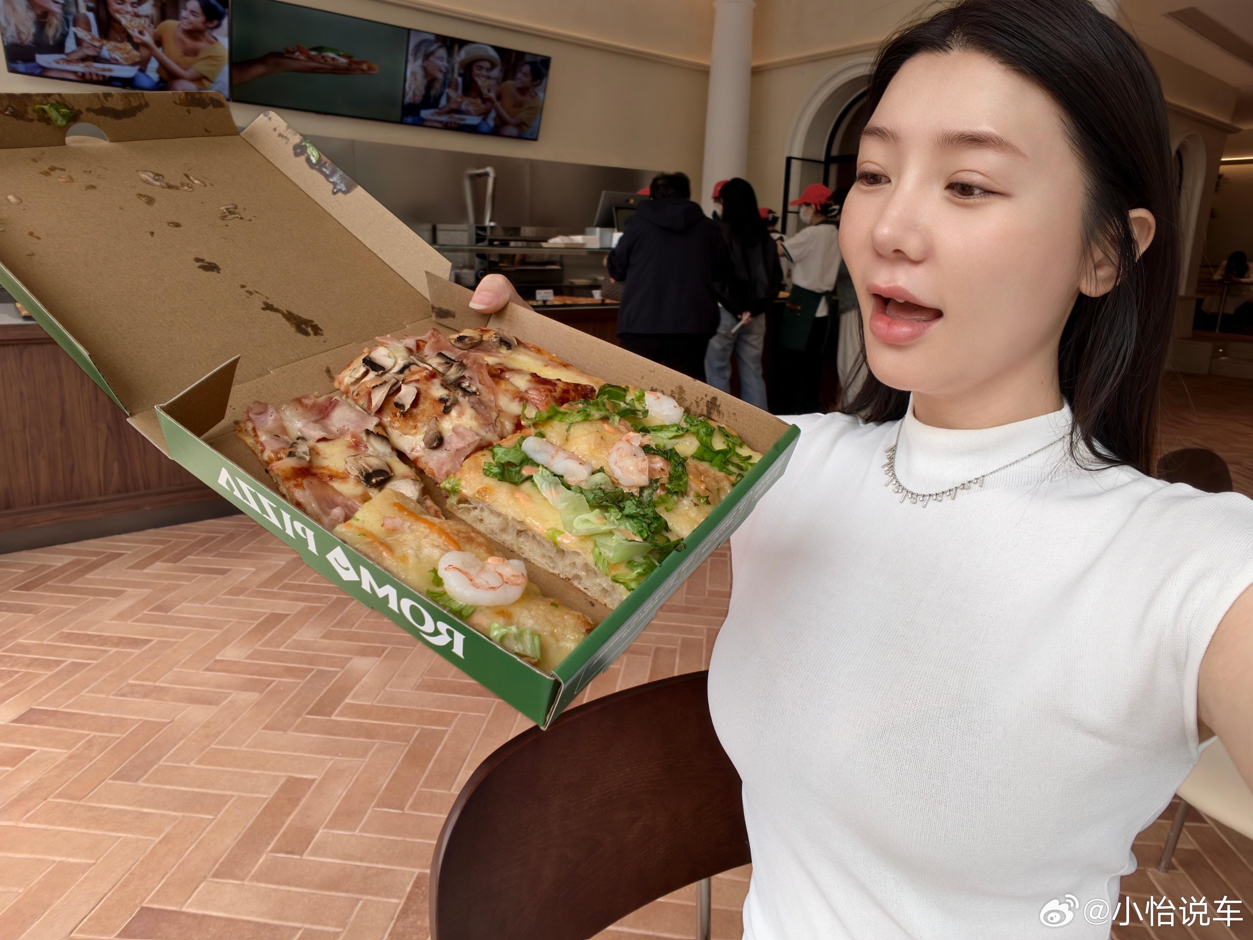 楼下开了一家pizza店好多人在排队我也去排但我真的非常不喜欢排队买东西这时候