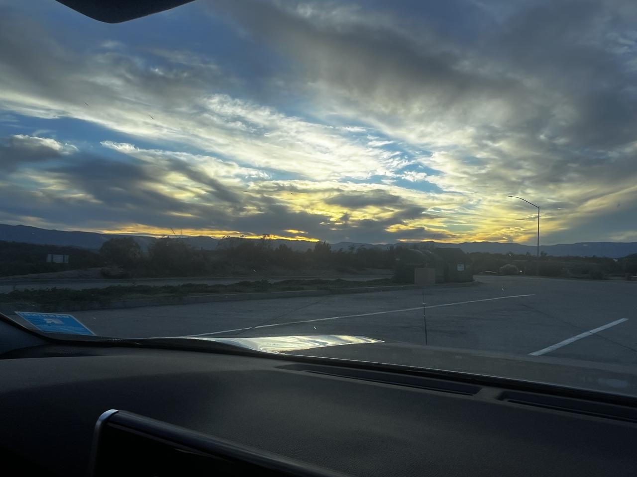 《送别》甲辰六月十三于银川乙已十月修改于中宁儿孙举家迁深圳，老翁送别