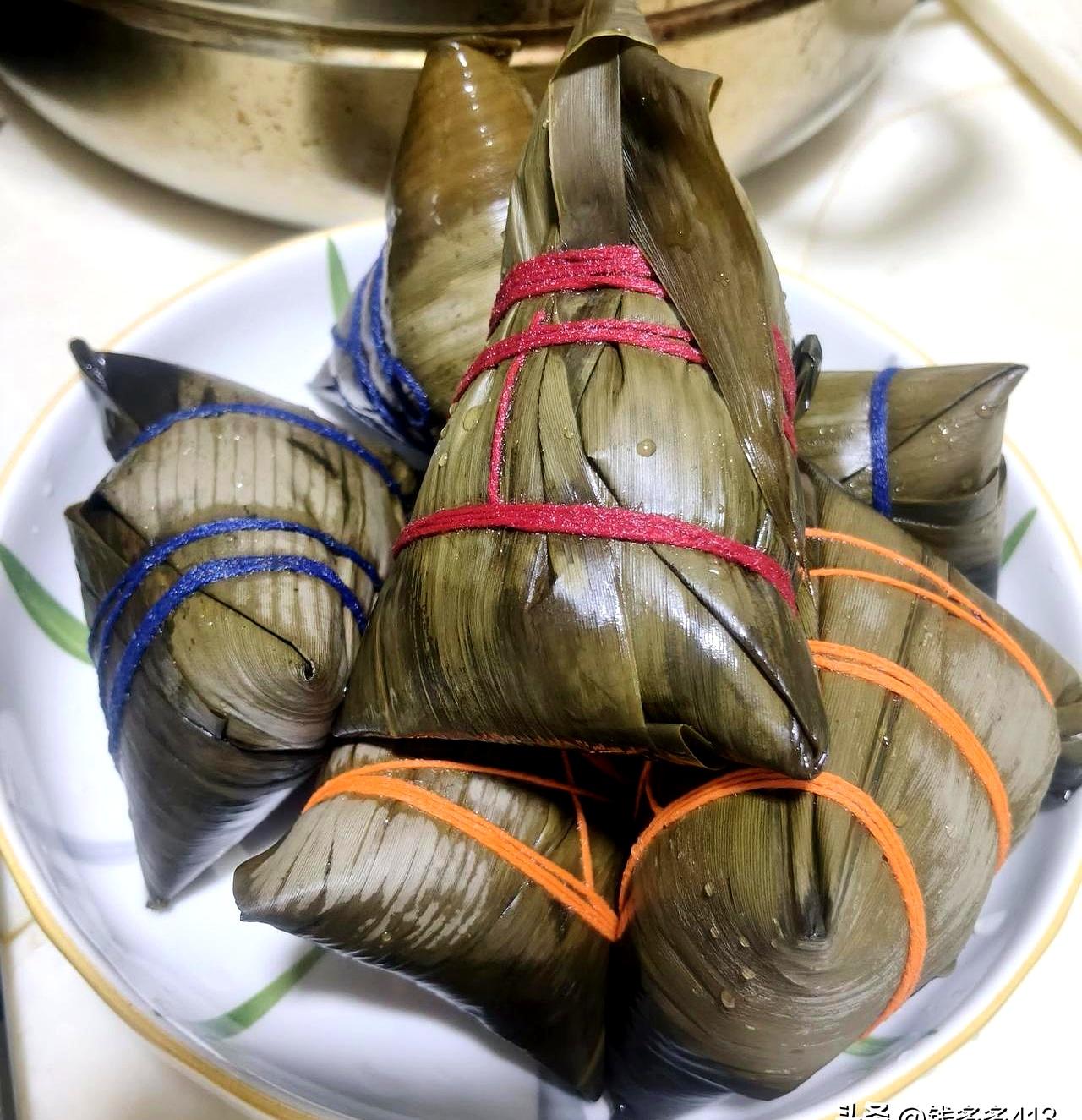 放学时看着小学生背着大书包蹦跳，家长心里还松口气，以为花销暂时可控。可一抬头往