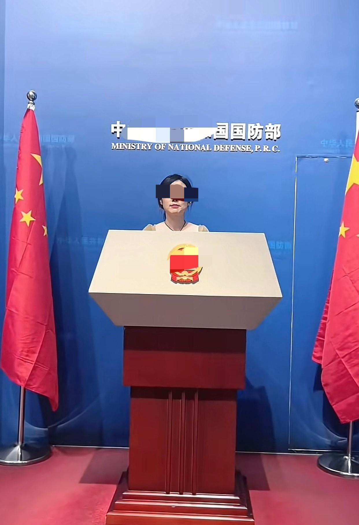 嘎子哥才没进去几天，又有个美女居然疑似自己搭建了一个国防部的官方发布会平台，看起