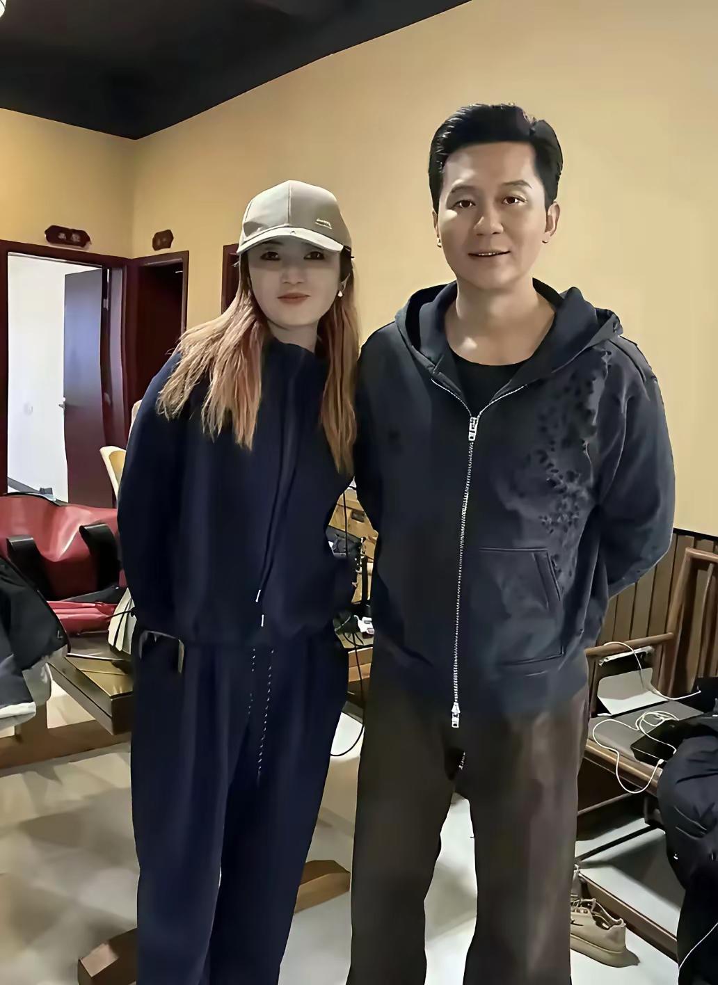 李晨好帅啊，旁边这位女士是谁？