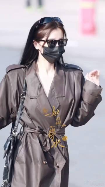 虞书欣特工妈咪虞书欣皮衣搭配尖头靴，我的特工妈咪